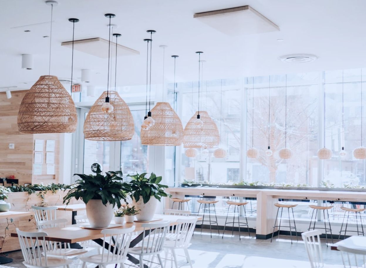 Helles modernes Restaurant mit grünen Pflanzen dekoriert
