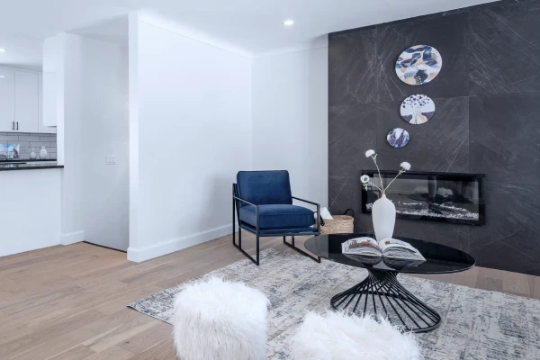 Moderne gemütliche Sitzecke mit Glastisch und einem Sessel
